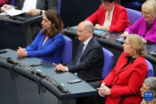 3月25日，在德國柏林，朔爾茨（中）出席新一屆德國聯(lián)邦議院首次全體會(huì)議。新華社記者 杜哲宇 攝