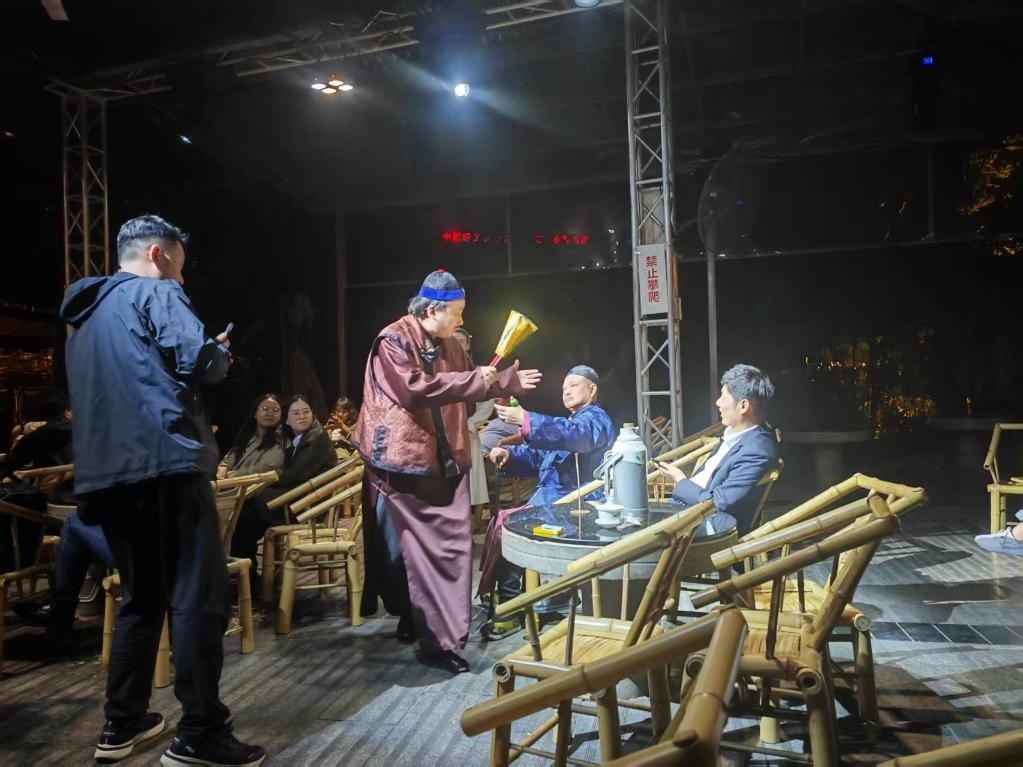 3月24日，《鶴鳴傳奇》在四川省成都市人民公園鶴鳴茶社演出。新華社記者 張海磊 攝