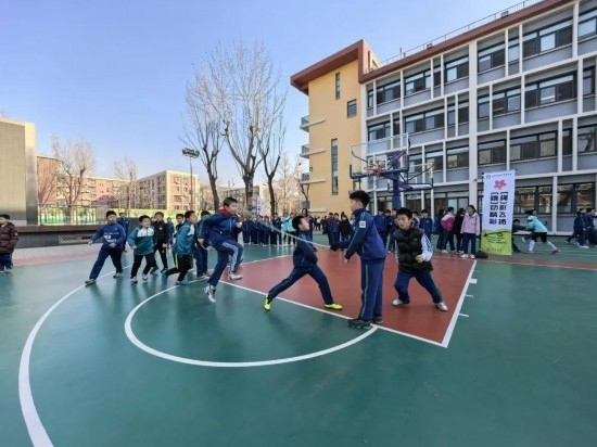 北京師范大學(xué)實(shí)驗(yàn)小學(xué)開(kāi)展跳繩比賽。