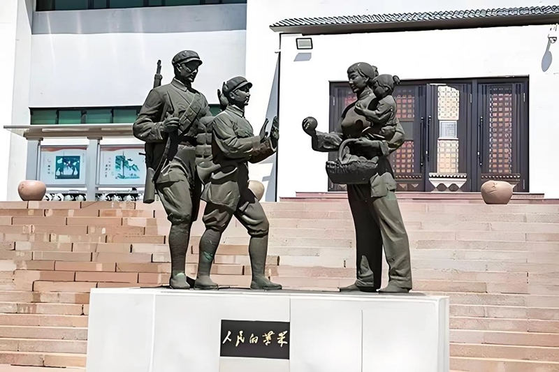 錦州蘋果廉政文化展覽館前的《人民的蘋果》主題雕塑。（由遼沈戰(zhàn)役紀(jì)念館供圖）