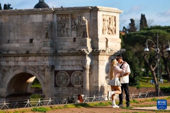 3月25日，在意大利羅馬，情侶在君士坦丁凱旋門前留影。新華社記者 李京 攝