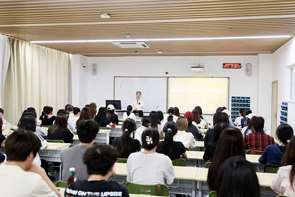 深圳職業(yè)技術(shù)大學(xué)黨委副書記、校長(zhǎng)許建領(lǐng)為學(xué)生授課。學(xué)校供圖