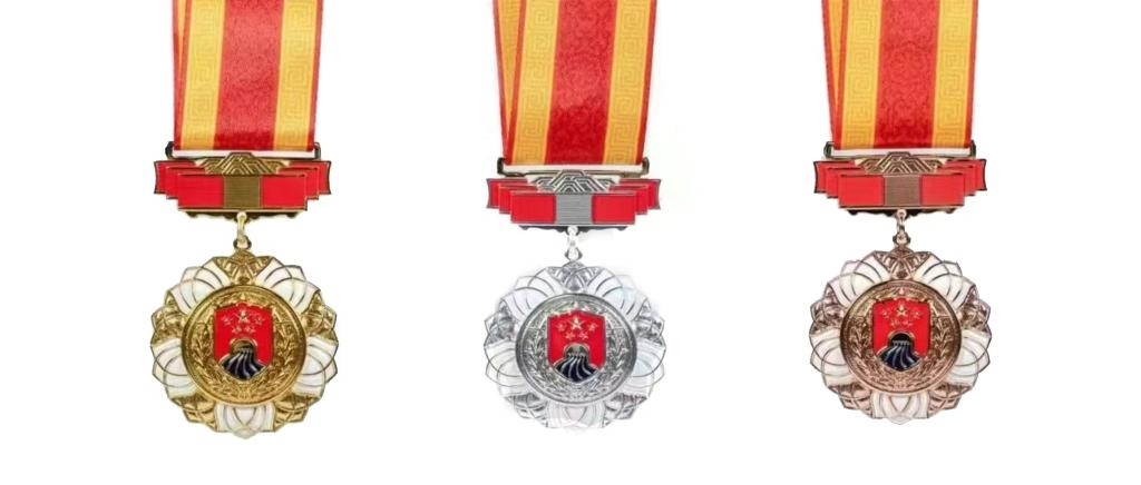 圖為戍守邊疆金質(zhì)、銀質(zhì)、銅質(zhì)紀(jì)念章。（國(guó)家移民管理局供圖）