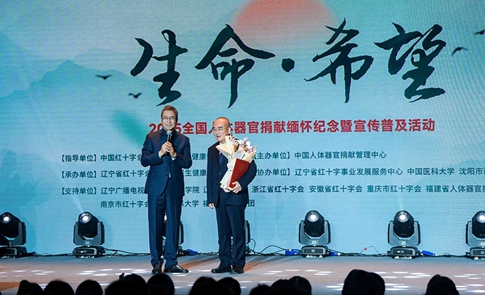 中國紅十字會副會長白巖松在現場采訪“人民英雄”張定宇教授。主辦方供圖