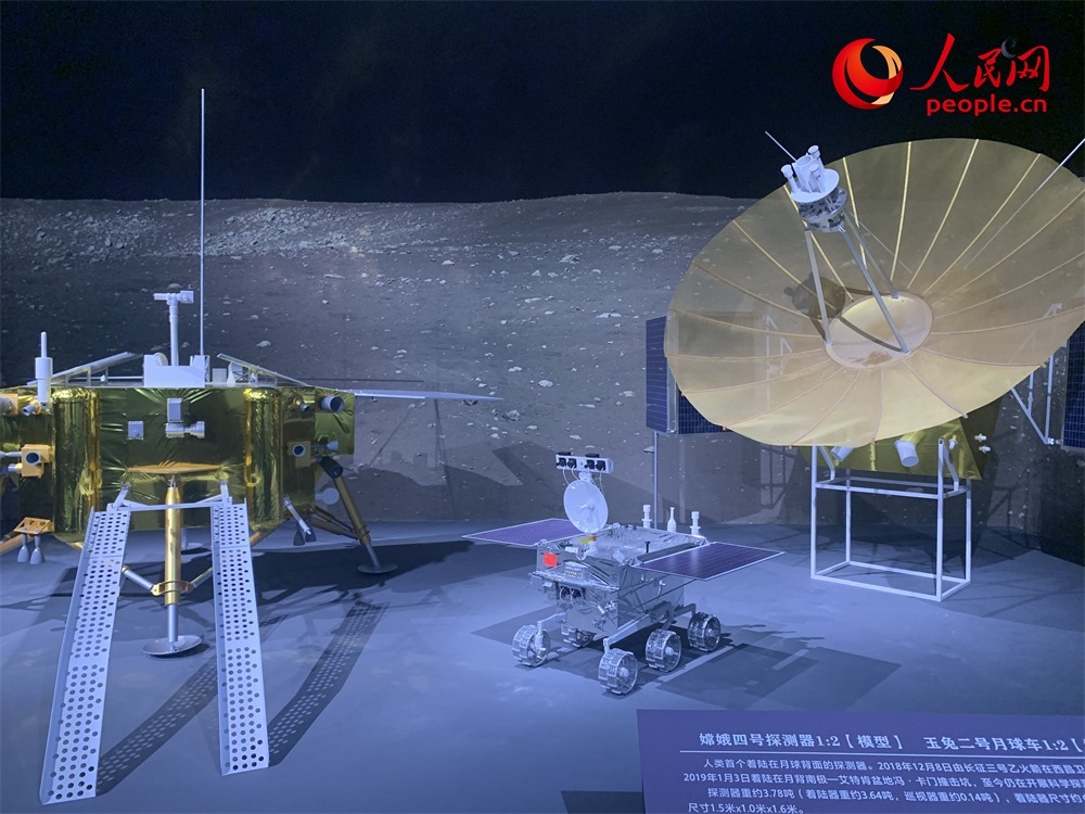 “九天攬?jiān)隆袊?guó)探月工程20年”展廳現(xiàn)場(chǎng)。人民網(wǎng)記者 韋衍行攝