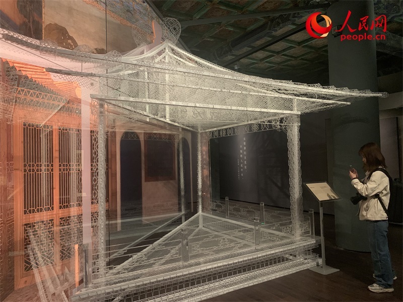 游客在故宮博物院參觀展覽。人民網(wǎng)記者 韋衍行攝