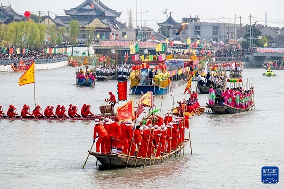 ?4月4日，選手在參加茅山會船盛會 。?新華社發(fā)（楊玉崗 攝）