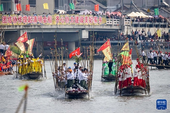?4月4日，選手在參加茅山會船盛會。新華社發(fā)（湯德宏 攝）