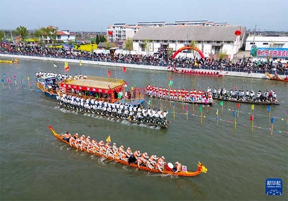 4月4日， 選手在參加茅山會船盛會（無人機照片）。新華社發(fā)（顧繼紅 攝）