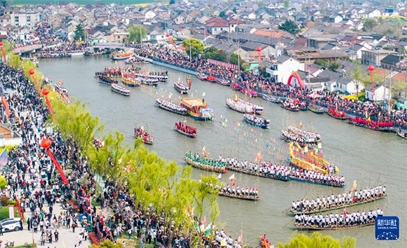 4月4日，選手在參加茅山會船盛會（無人機照片）。?新華社發(fā)（周社根 攝）