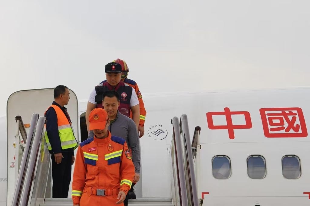 4月6日，在云南省昆明長(zhǎng)水機(jī)場(chǎng)，中國(guó)云南救援醫(yī)療隊(duì)抵達(dá)昆明。新華社記者 高詠薇 攝