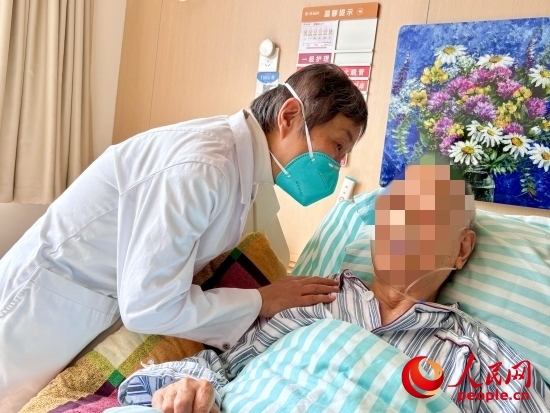 秦苑查房時詢問患者情況。人民網(wǎng) 陳葉欣攝