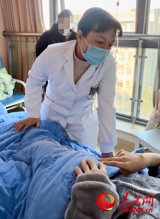 鄧茜查房時詢問患者情況。人民網(wǎng)記者 金慧慧攝