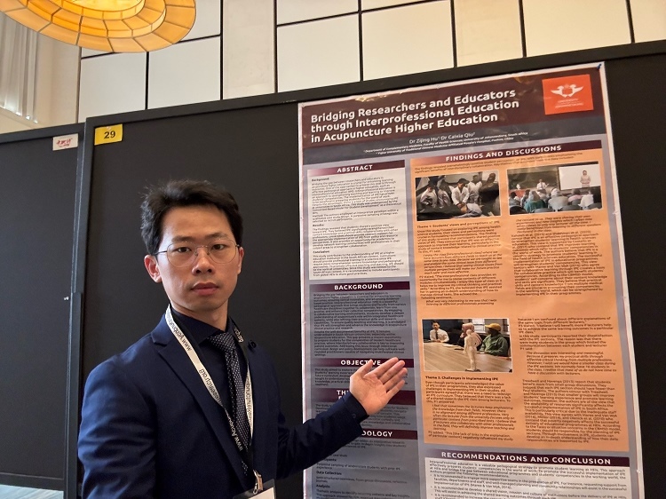 胡紫景醫(yī)生在國(guó)際針灸學(xué)術(shù)會(huì)議中。約翰內(nèi)斯堡大學(xué)供圖