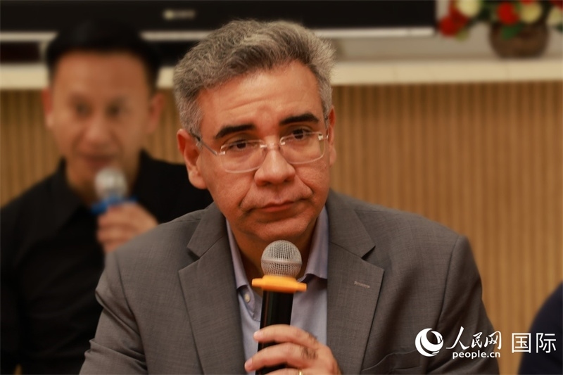 巴西弗魯米嫩塞聯(lián)邦大學(xué)教授、中國問題專家埃萬德羅·卡瓦略在座談會上致辭。人民網(wǎng)記者 陳海琪攝