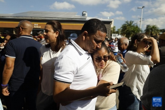  4月8日，人們聚集在多米尼加首都圣多明各的夜總會屋頂坍塌事故現(xiàn)場附近。新華社發(fā)