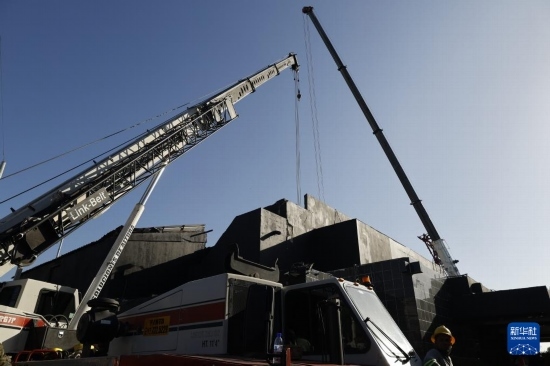  4月8日，救援人員在多米尼加首都圣多明各的夜總會屋頂坍塌事故現(xiàn)場工作。新華社發(fā)