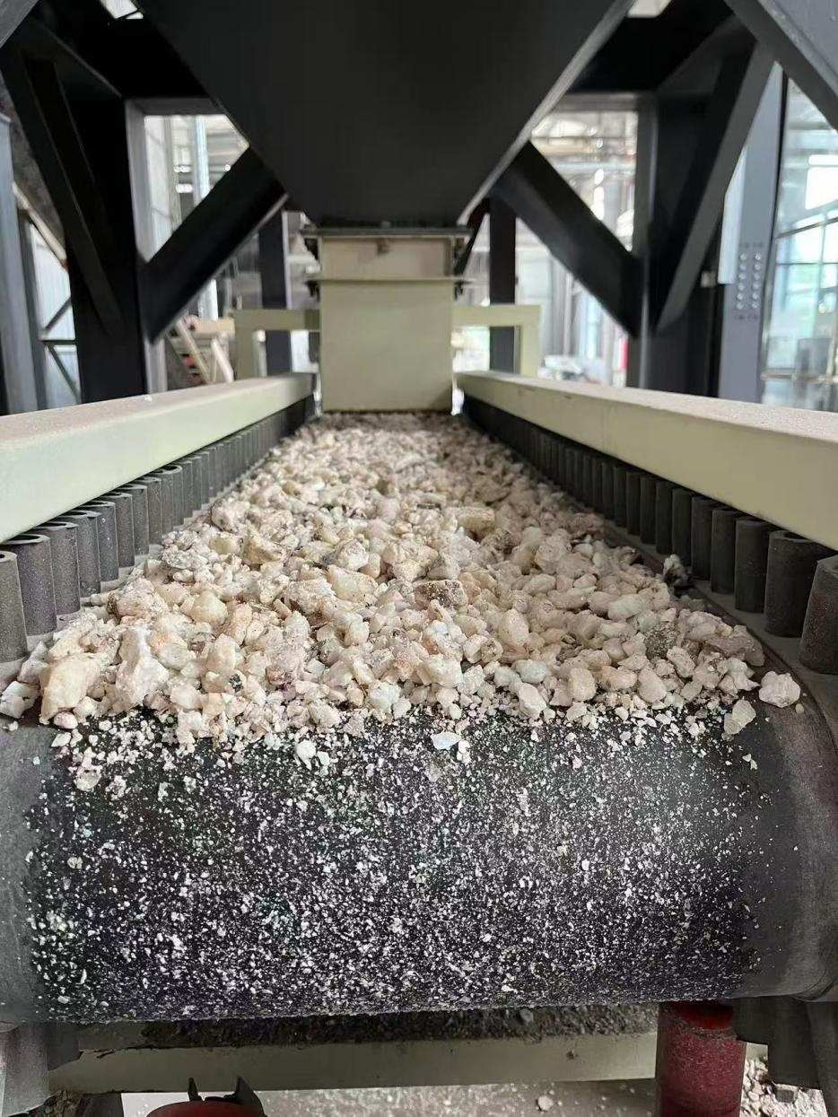 高純石英生產(chǎn)線。自然資源部供圖