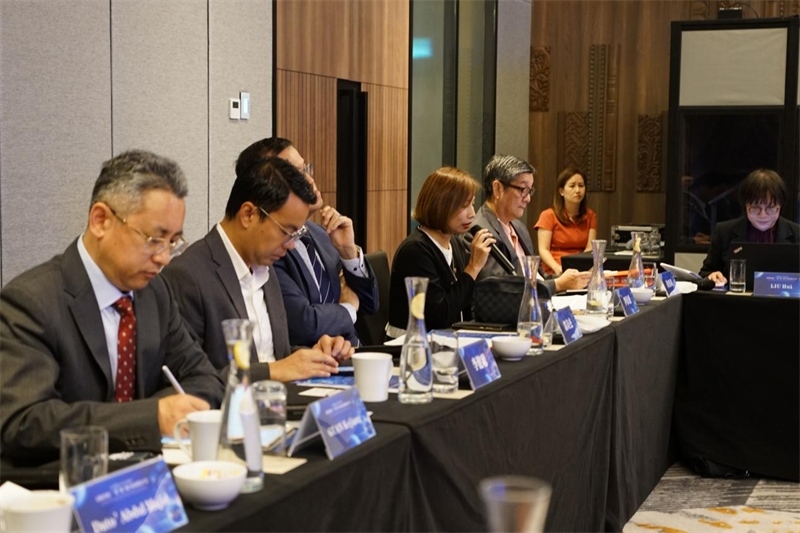 《南洋商報》總編輯羅依薇（左四）進(jìn)行致辭。林俊揚(yáng)攝