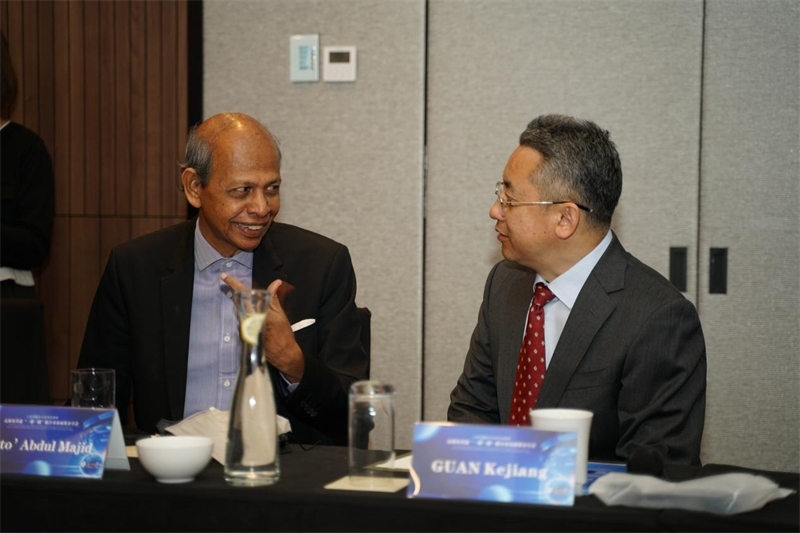 分享會現(xiàn)場，中方記者同與會代表進(jìn)行友好交流。林俊揚(yáng)攝