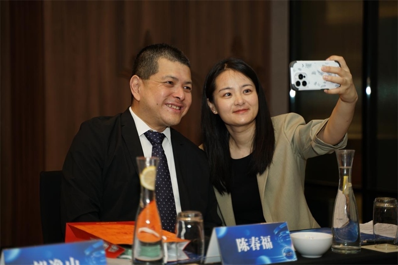 分享會上，中方記者同與會代表合影留念。林俊揚(yáng)攝