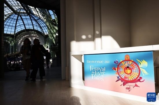 4月11日，人們在法國巴黎大皇宮參加2025巴黎書展。新華社記者 高靜 攝