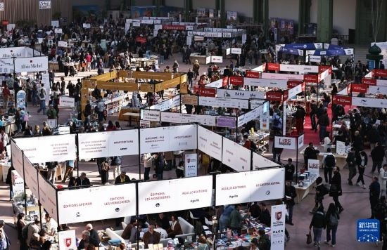 4月11日，人們在法國巴黎大皇宮參加2025巴黎書展。新華社記者 高靜 攝