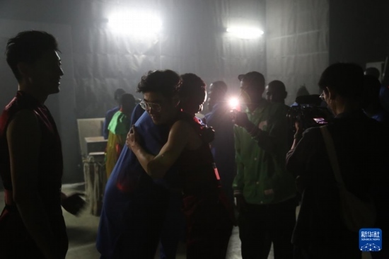 4月10日，在塞內(nèi)加爾首都達(dá)喀爾的國(guó)家大劇院，中央音樂學(xué)院進(jìn)擊打擊樂團(tuán)成員與塞內(nèi)加爾杜杜·恩迪亞耶·羅斯打擊樂團(tuán)成員在演出后臺(tái)擁抱。新華社記者 司源 攝