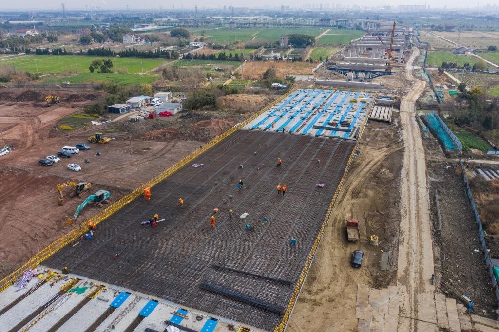 3月7日，在524國(guó)道秀洲王江涇至新塍公路工程TJ02標(biāo)段，作業(yè)人員正在進(jìn)行60米鋼混組合梁現(xiàn)澆橋面板鋼筋焊接及綁扎作業(yè)（無(wú)人機(jī)照片）。新華社記者 徐昱 攝