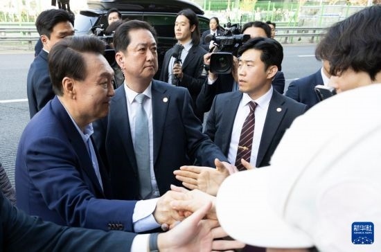 4月11日，韓國前總統(tǒng)尹錫悅（左一）在離開首爾漢南洞官邸時與支持者握手。新華社發(fā)（全休相攝）