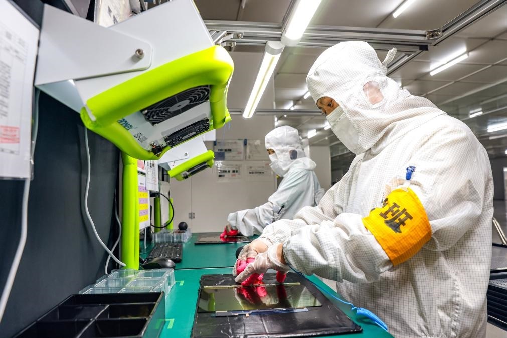 3月27日，在位于寧夏賀蘭工業(yè)園區(qū)的湯姆森電氣有限公司生產(chǎn)車(chē)間內(nèi)，工作人員制作硅膠絕緣護(hù)套。新華社記者 楊植森 攝