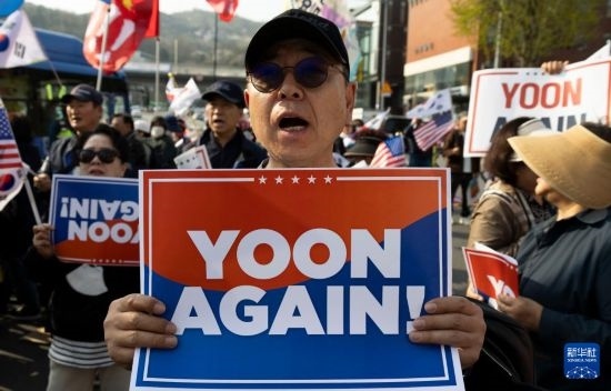 4月11日，在韓國首爾漢南洞官邸附近，支持者為韓國前總統(tǒng)尹錫悅送行。新華社發(fā)（全休相攝）