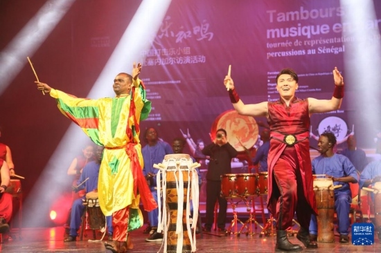 4月10日，在塞內(nèi)加爾首都達(dá)喀爾的國(guó)家大劇院，中央音樂學(xué)院進(jìn)擊打擊樂團(tuán)與塞內(nèi)加爾杜杜·恩迪亞耶·羅斯打擊樂團(tuán)同臺(tái)演出。新華社記者 司源 攝