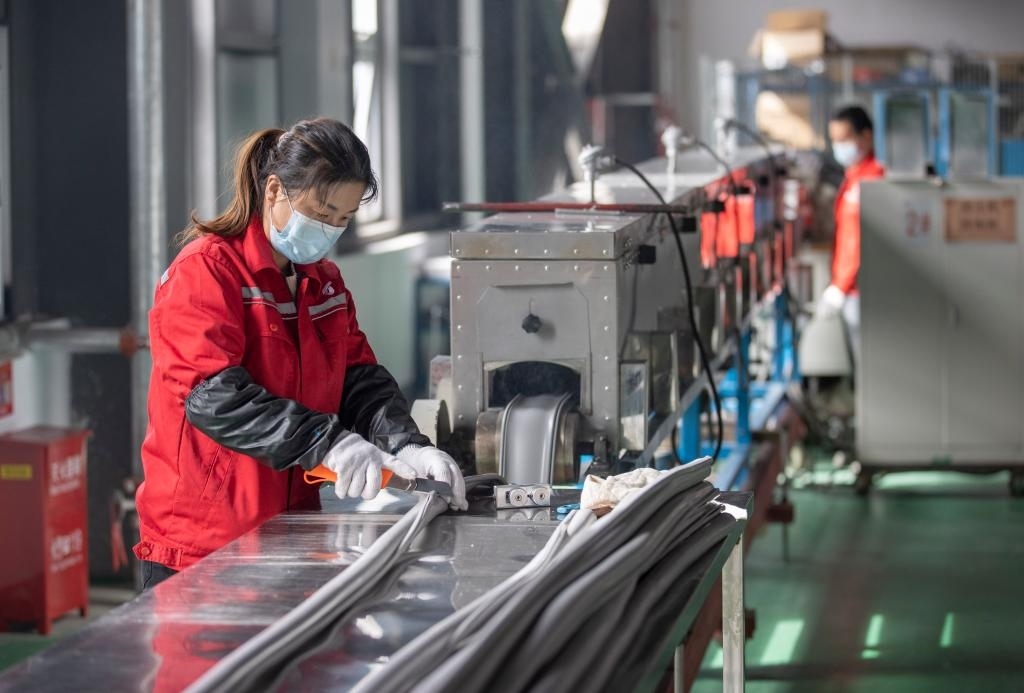 3月27日，在位于寧夏賀蘭工業(yè)園區(qū)的湯姆森電氣有限公司生產(chǎn)車(chē)間內(nèi)，工作人員制作硅膠絕緣護(hù)套。新華社記者 楊植森 攝