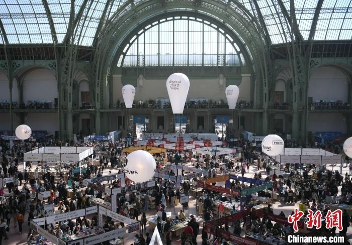 當(dāng)?shù)貢r間4月11日，2025年巴黎圖書節(jié)在巴黎大皇宮揭幕。圖為巴黎大皇宮的圖書節(jié)現(xiàn)場。中新社記者 李洋 攝