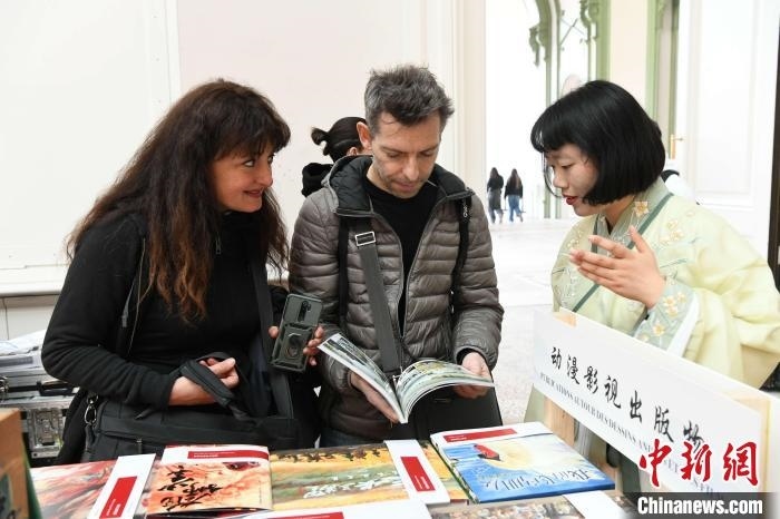 當(dāng)?shù)貢r間4月11日，2025年巴黎圖書節(jié)在巴黎大皇宮揭幕。中國出版代表團攜千余種中國精品圖書亮相展會。 中新社記者 李洋 攝