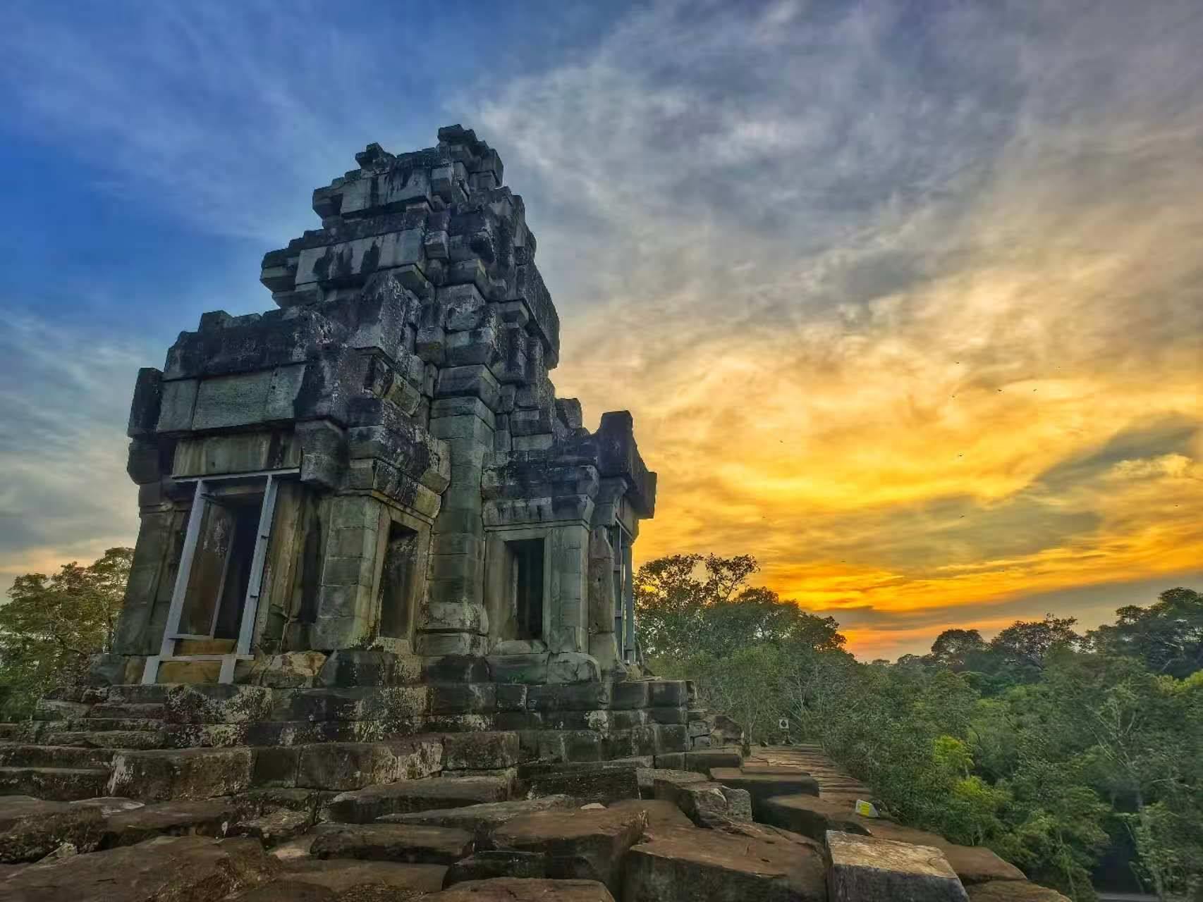 由中國(guó)專家修復(fù)的茶膠寺最高處的砂巖塔。（人民日?qǐng)?bào)記者強(qiáng)薇 攝）