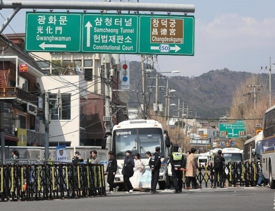  4月3日，在韓國首爾，警察在韓國憲法法院附近進行交通管制。新華社記者姚琪琳攝
