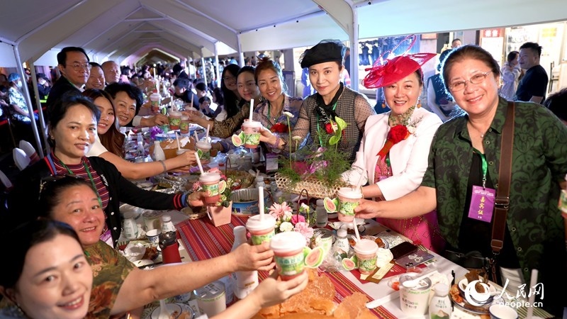 海外華僑在活動(dòng)現(xiàn)場(chǎng)品嘗“家鄉(xiāng)味”。人民網(wǎng)記者 符武平攝