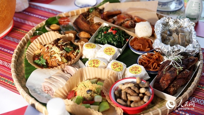 長(zhǎng)桌宴上擺滿了海南特色佳肴。人民網(wǎng)記者 符武平攝