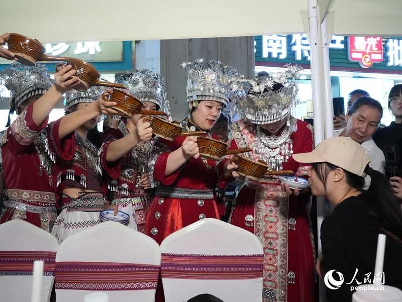 游客體驗(yàn)互動(dòng)演出《高山流水》。人民網(wǎng)記者 張力洋攝