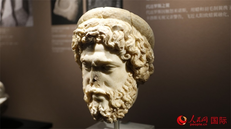 阿斯克勒庇俄斯大理石頭像。4月14日，來自希臘伊拉克利翁考古博物館的文物在故宮博物院展出。（人民網(wǎng) 張澤宇攝）