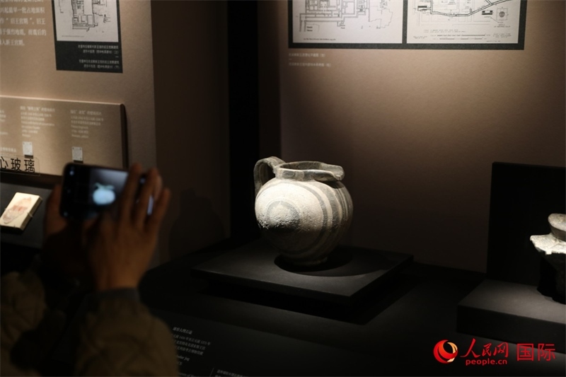 參觀者在拍攝。4月14日，來自希臘伊拉克利翁考古博物館的文物在故宮博物院展出。（人民網(wǎng) 張澤宇攝）