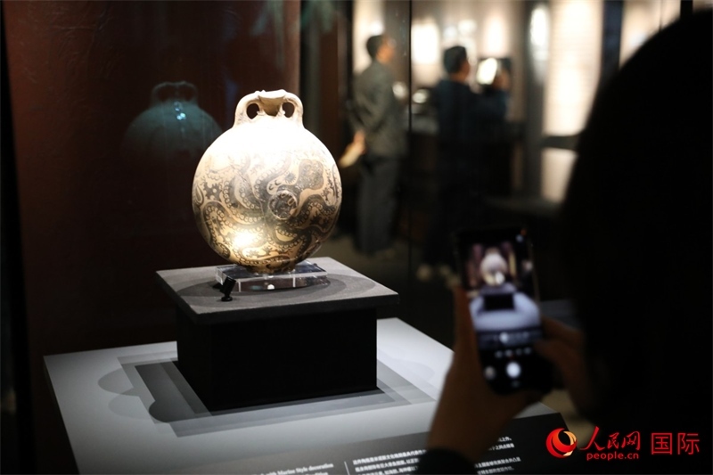 參觀者在拍攝。4月14日，來自希臘伊拉克利翁考古博物館的文物在故宮博物院展出。（人民網(wǎng) 張澤宇攝）