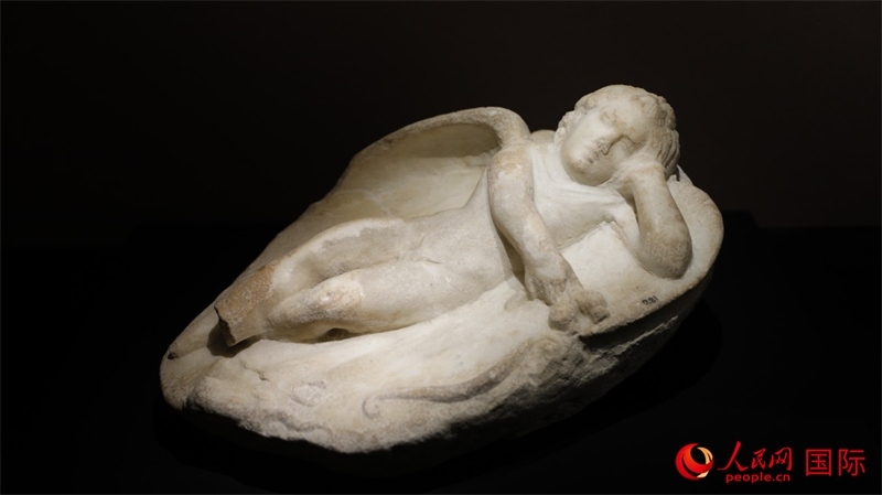 沉睡的厄洛斯大理石浮雕。4月14日，來自希臘伊拉克利翁考古博物館的文物在故宮博物院展出。（人民網(wǎng) 張澤宇攝）