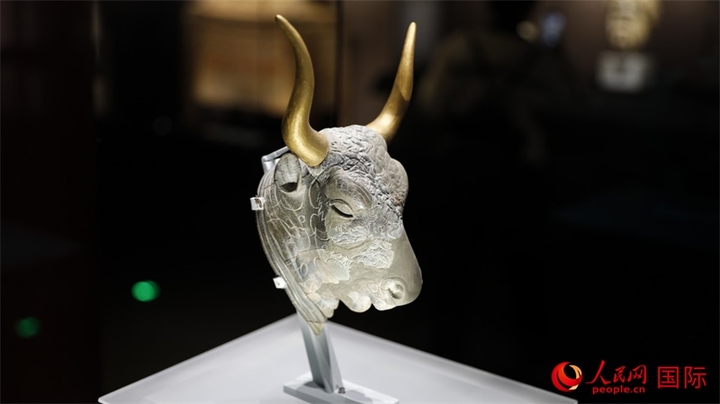 公牛頭型綠泥石來通杯。4月14日，來自希臘伊拉克利翁考古博物館的文物在故宮博物院展出。（人民網(wǎng) 張澤宇攝）