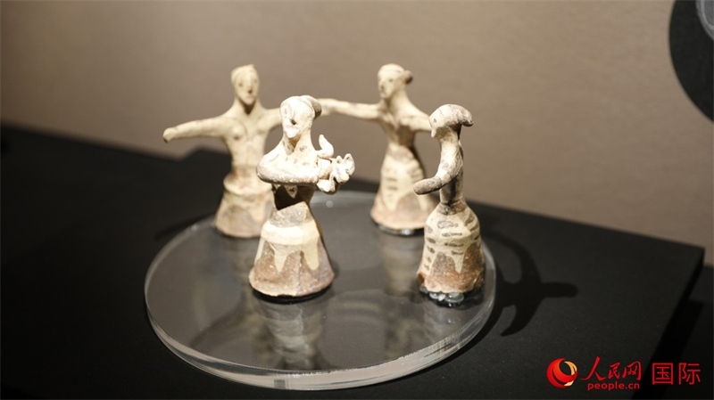 舞蹈者與音樂家雕塑群像。4月14日，來自希臘伊拉克利翁考古博物館的文物在故宮博物院展出。（人民網(wǎng) 張澤宇攝）