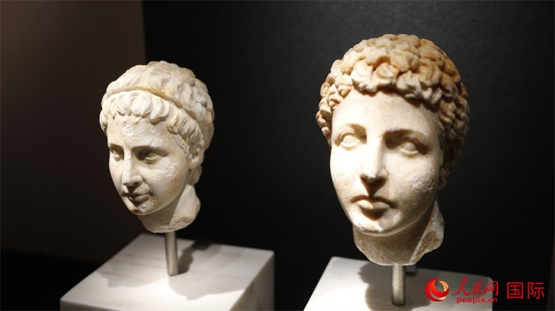 兄弟大理石頭像。4月14日，來自希臘伊拉克利翁考古博物館的文物在故宮博物院展出。（人民網(wǎng) 張澤宇攝）
