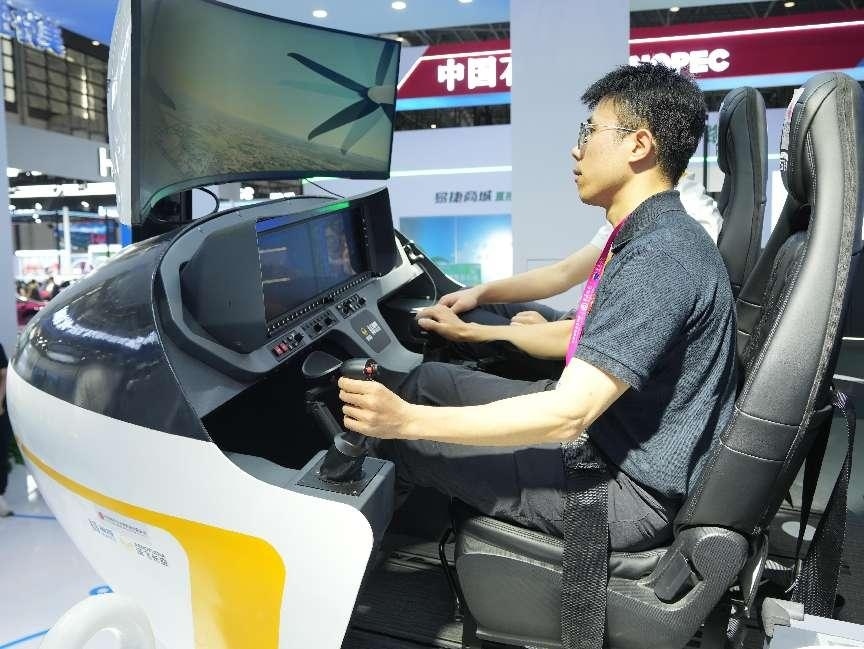 記者體驗低空經(jīng)濟(jì)的應(yīng)用消費場景。人民網(wǎng)記者 張力洋攝