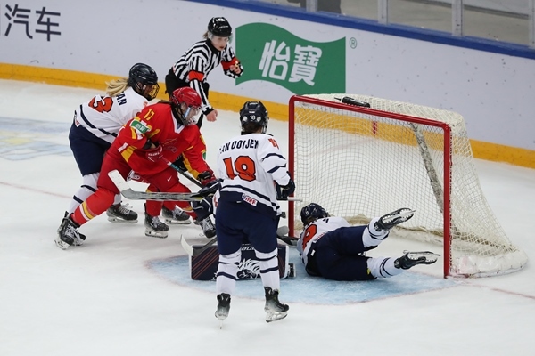 中國隊球員曲樂(左二)破門得分。圖片來源：中國冰球協(xié)會 此役中國隊首發(fā)陣容是詹佳慧、于柏巍、孔明會、趙啟男、曲樂、方新。比賽進行至2分43秒，荷蘭隊率先取得進球，1:0領先。失球后的中國隊打得更加積極主動，多次獲得射門機會，但可惜沒有破門得分。 第二節(jié)39分34秒，中國隊曲樂在王佳欣和孔明會的助攻下破門，將比分扳平，這也是中國隊在本屆賽事中取得的首個進球。 末節(jié)43分42秒，荷蘭隊球員勾人犯規(guī)，被判罰任意球。中國隊張夢瑩執(zhí)行并打進，2:1反超比分。最后階段，荷蘭隊撤下守門員，場上6人進攻但未能進球。最終，中國隊以2:1逆轉戰(zhàn)勝對手，取得本屆世錦賽首場勝利。 在昨日進行的另外兩場比賽中，奧地利隊3:2力克斯洛伐克隊，法國隊2:1戰(zhàn)勝丹麥隊。三輪比賽過后，奧地利隊三戰(zhàn)全勝領跑積分榜，斯洛伐克隊和法國隊2勝1負分列二、三位，丹麥隊和中國隊1勝2負排在四至五位，荷蘭隊三戰(zhàn)皆負積分墊底。